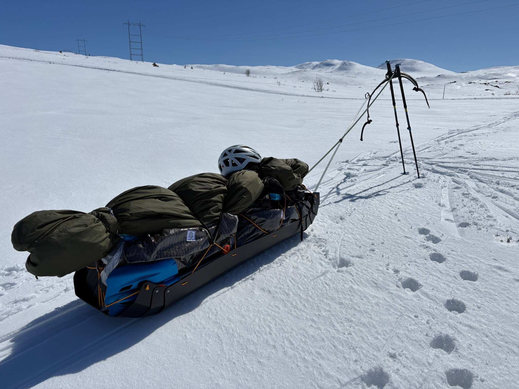 Fullastad KARG-pulka på öppet snöfält